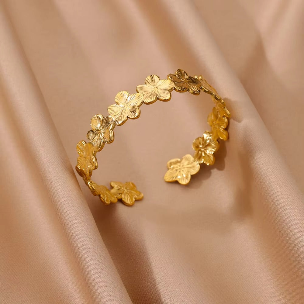 Gilded Petal 18K Gold-Plated Bracelet – Floral Grace