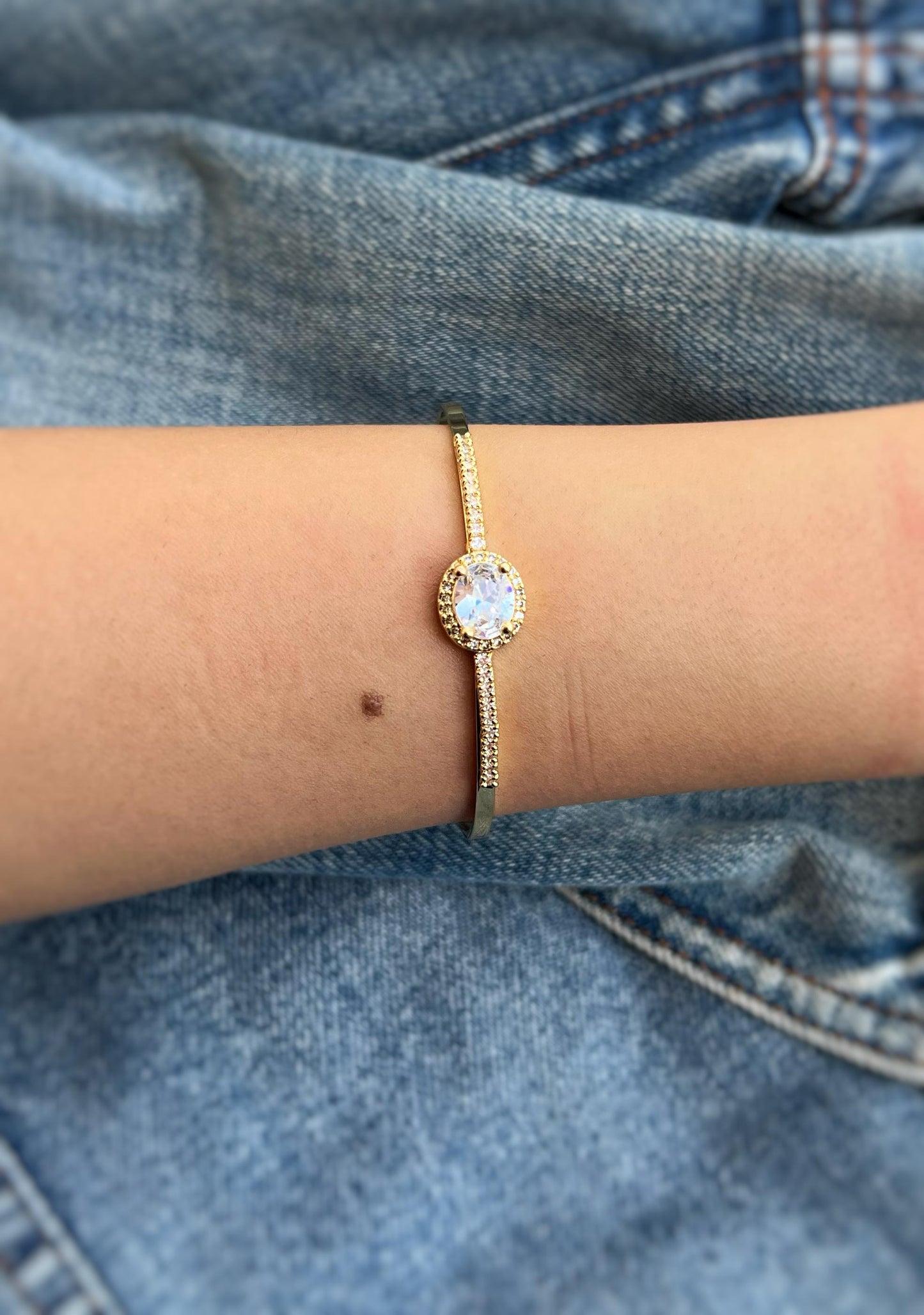 Radiance 18K Gold-Plated Bangle – Golden Serenity
