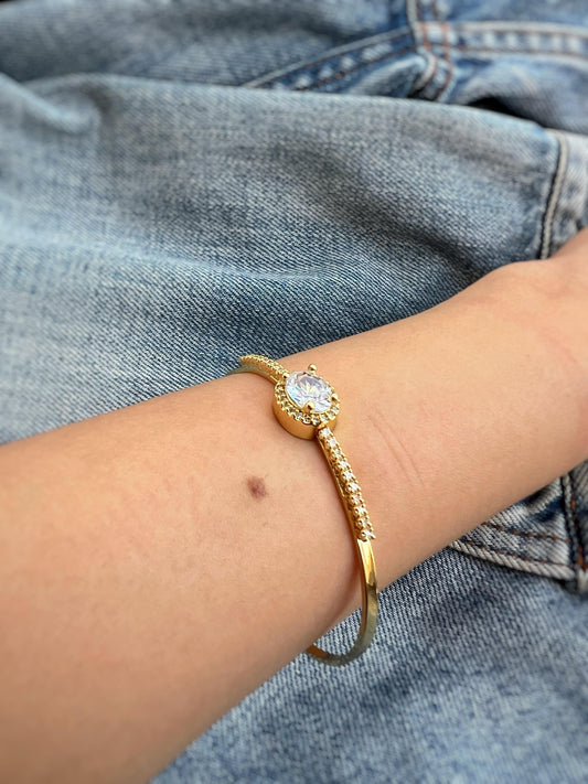 Radiance 18K Gold-Plated Bangle – Golden Serenity